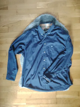 Camisa azul marino estilo Burberry.