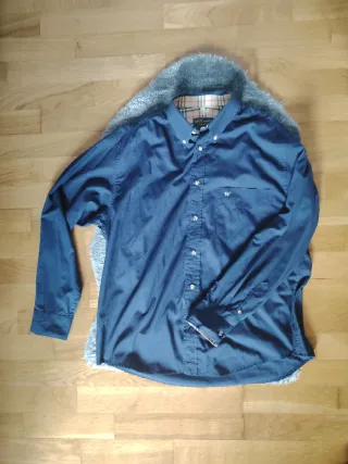 Camisa azul marino estilo Burberry.