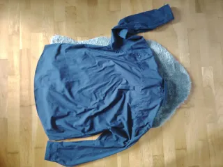 Camisa azul marino estilo Burberry.