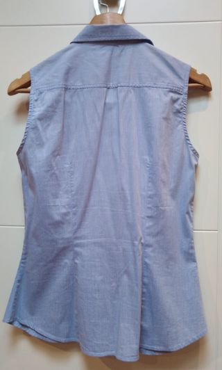 Camisa sin mangas azul cielo