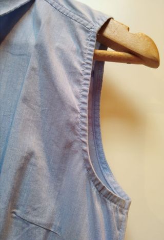 Camisa sin mangas azul cielo