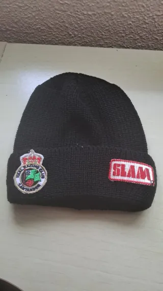 Gorro de lana negro con parches