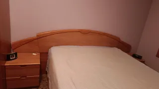 Cabecero y mesitas de noche de madera