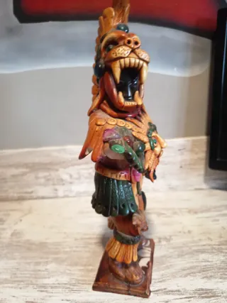 Figura decorativa estilo azteca