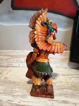 Figura decorativa estilo azteca