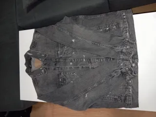 Chaqueta vaquera Zara gris desgastada
