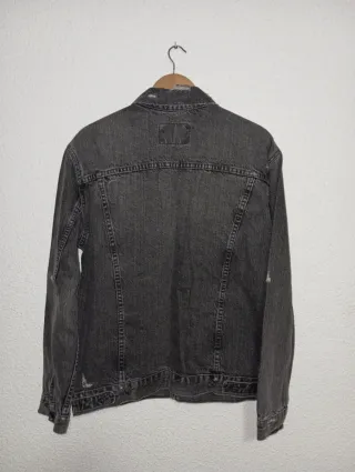 Chaqueta vaquera Zara gris desgastada
