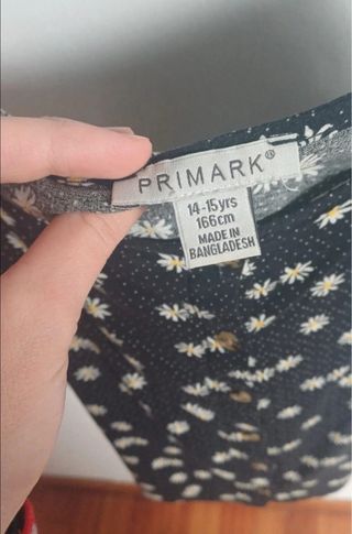 Blusa Primark negra con margaritas Talla M