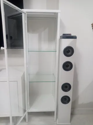 Vitrina de cristal y metal blanca