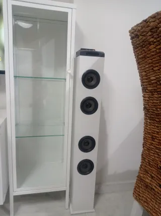 Vitrina de cristal y metal blanca