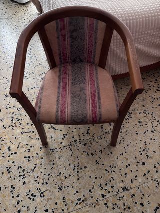 Silla de madera con tapizado estampado