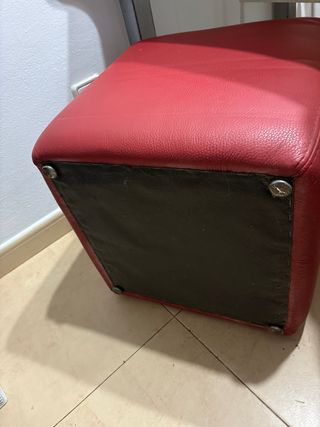 Puf de piel rojo