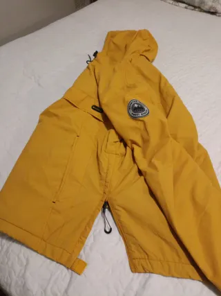 Chaqueta Cortavientos hombre Amarilla con Capucha