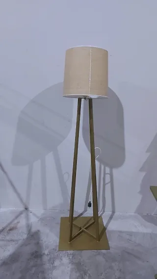 Lámpara de pie dorada estilo bar