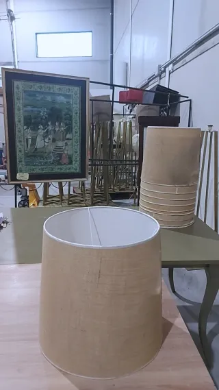 Lámpara de pie dorada estilo bar