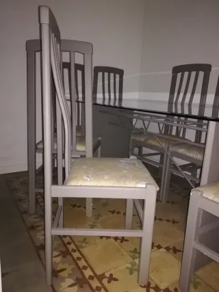 Sillas de madera pintadas y tapizadas