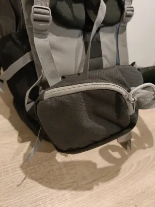 Mochila gris y negra