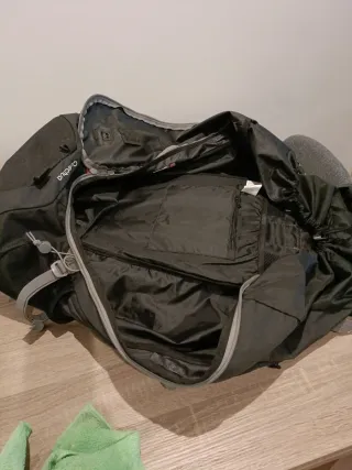 Mochila gris y negra