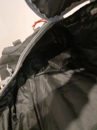 Mochila gris y negra