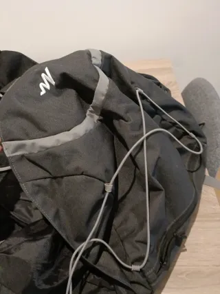 Mochila gris y negra