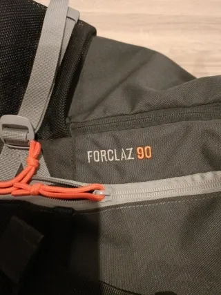 Mochila gris y negra