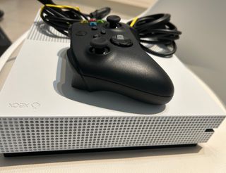 Xbox One S 1TB + 1 Controller