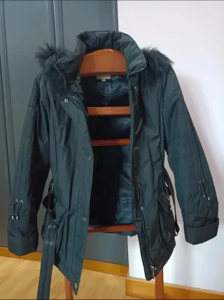 Parka negra con capucha de pelo