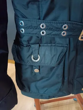 Parka negra con capucha de pelo