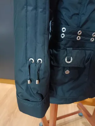 Parka negra con capucha de pelo