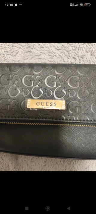 Bolso Guess Negro con Detalles Dorados