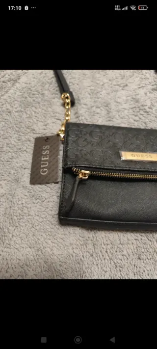 Bolso Guess Negro con Detalles Dorados