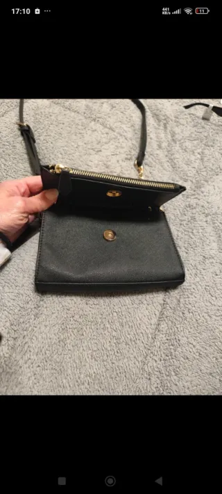 Bolso Guess Negro con Detalles Dorados