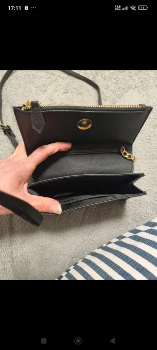 Bolso Guess Negro con Detalles Dorados