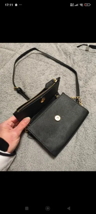 Bolso Guess Negro con Detalles Dorados