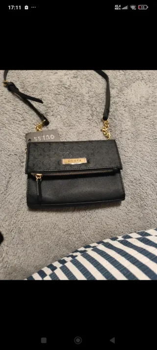 Bolso Guess Negro con Detalles Dorados