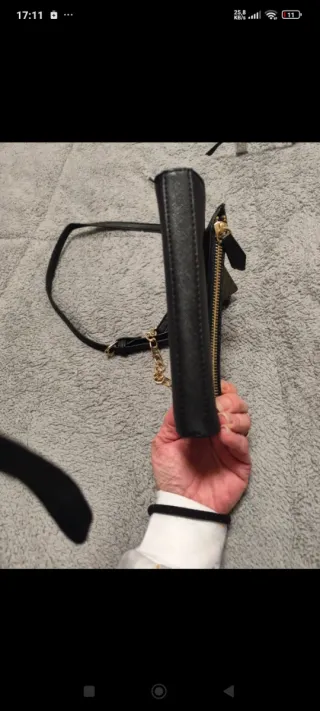 Bolso Guess Negro con Detalles Dorados