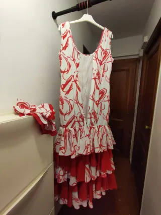Traje de flamenca blanco y rojo