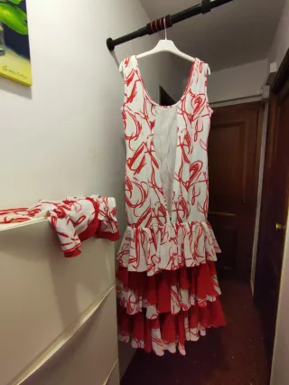 Traje de flamenca blanco y rojo