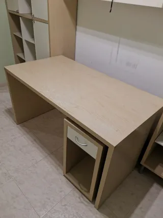 Mesa escritorio con cajón beige y blanco