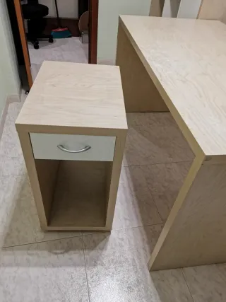 Mesa escritorio con cajón beige y blanco