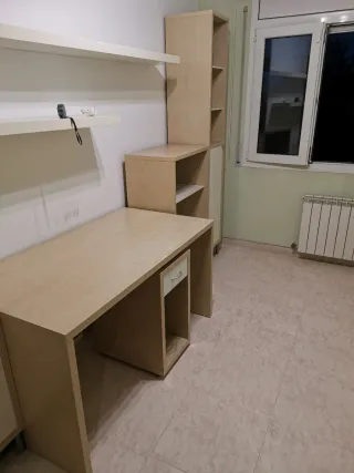 Mesa escritorio con cajón beige y blanco