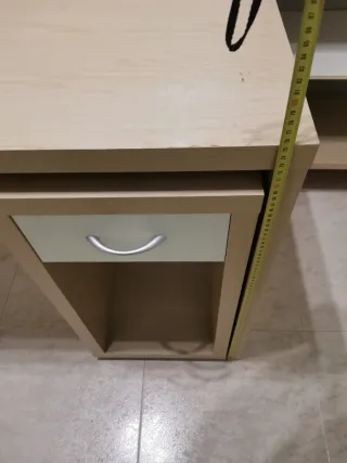 Mesa escritorio con cajón beige y blanco