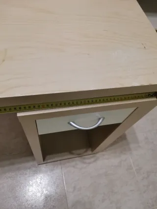 Mesa escritorio con cajón beige y blanco