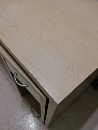 Mesa escritorio con cajón beige y blanco