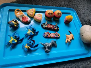 Muñecos variadas: Stitch, Minion, Dinosaurio