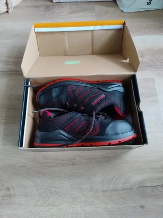 Botas de seguridad Calima negras y rojas