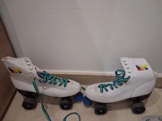 PATINES 4 RUEDAS Y BOTAS DE CUERO BLANCOS
