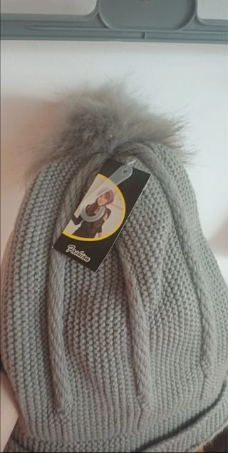 Gorro gris con pompón suave