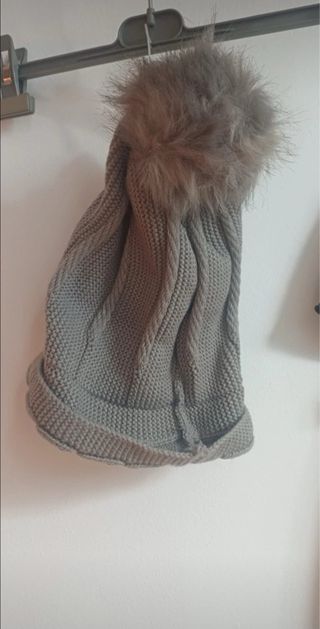 Gorro gris con pompón suave