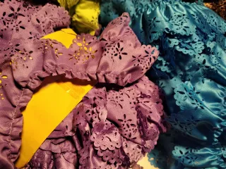 Puntillas de raso fruncidas y perforadas